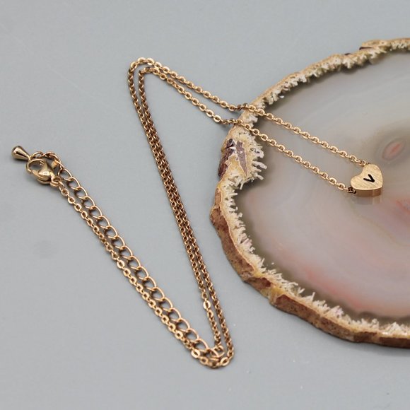 Jewelry necklace alphabet letter V rose gold tone heart love minimalist dainty - Picture 4 of 5